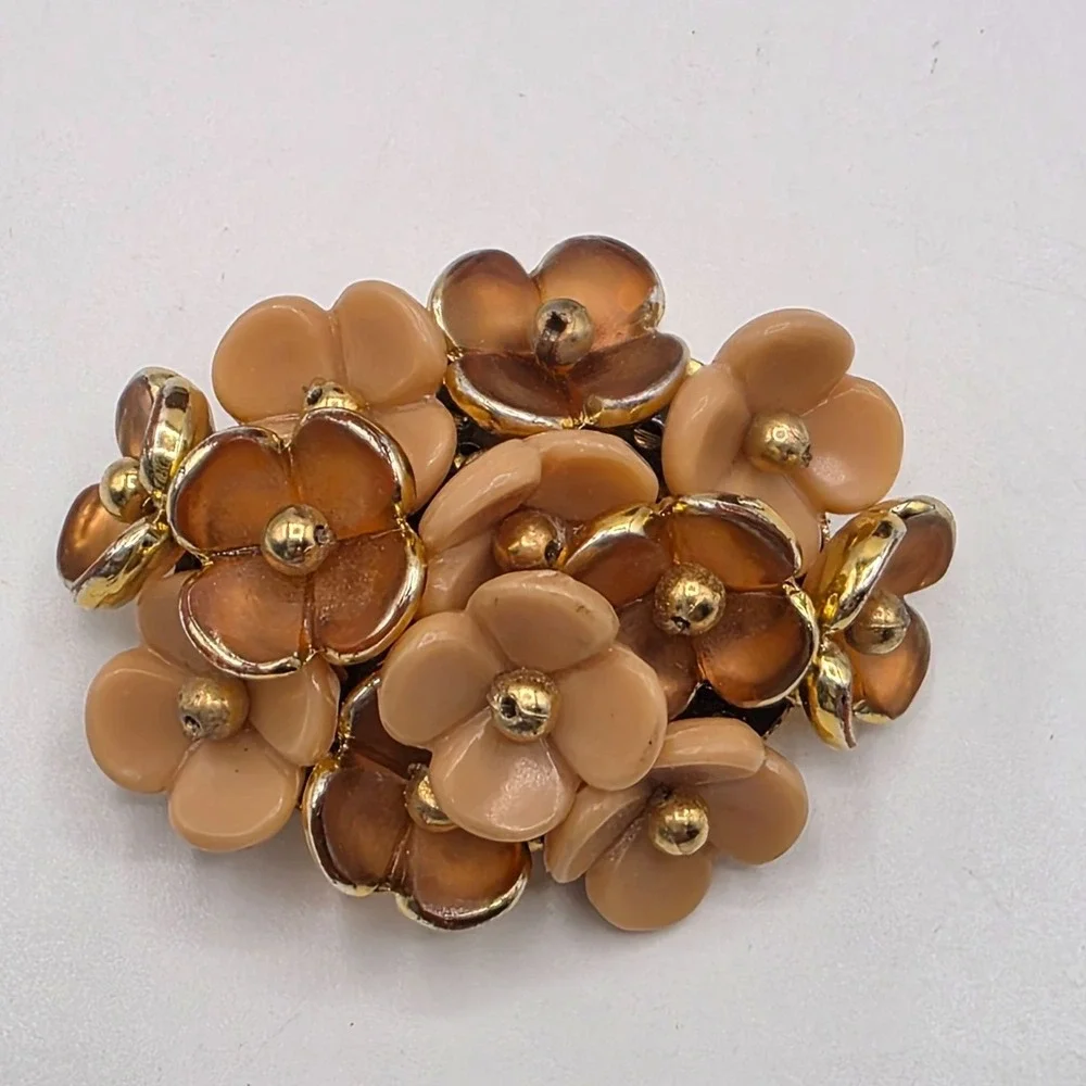 Vintage Peach Floral Brooch Gold Tone Lucite Flower Cluster State Costume‎ Pin